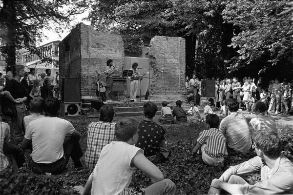 Pfingstbergfest am 10. Juni 1989: Zuhrer vor der Ruine des Pomonatempels, der spter wiederhergestellt wurde.