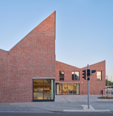 Hauptpreis: Dat Donner Hus - Multifunktionsgebude in St. Michaelisdonn von Jebens Schoof Arhitekten BDA / Gemeinde St. Michaelisdonn