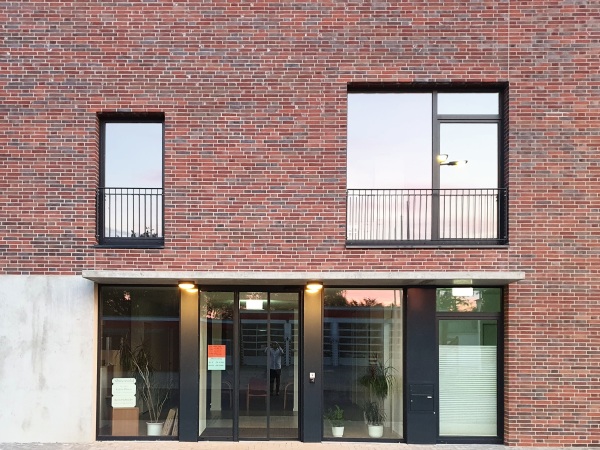 Hauptpreis: Dat Donner Hus - Multifunktionsgebude in St. Michaelisdonn von Jebens Schoof Arhitekten BDA / Gemeinde St. Michaelisdonn