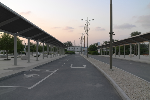 Leere Parkpltze und Bushaltestellen