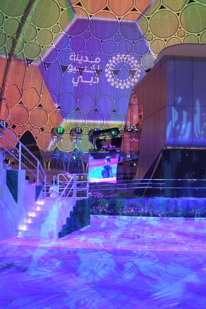 Der als Fanmeile beleuchtete Al Wasl Dome mit einsamem DJ auf der Leinwand vor leeren Rngen