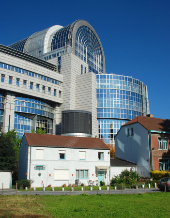 Das postmoderne Paul-Henri SPAAK Building nach Plnen von Michel Boucquillon entstand Ende der 1980er Jahre als Teil des Gebudekomplexes Espace Lopold (19892004). Foto: EmDee, Wikimedia Commons, CC BY-SA 4.0