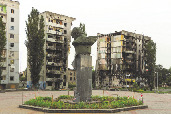 Denkmal des Nationaldichters Taras Schewtschenko vor zerstrten Wohnhusern in Borodjanka bei Kiew