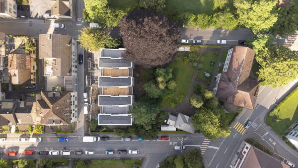 Luftbild vom Park Freienstein, links der Neubau von Atelier Freienstein, rechts die Villa Freienstein, dazwischen eine ehemalige Remise