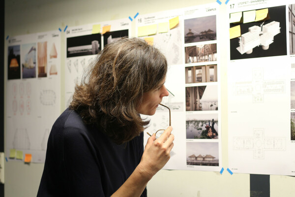 Margit Sichrovsky schaut ganz genau hin.