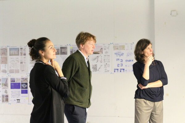 Sorana Radulescu, Matthias Ballestrem und Margit Sichrovsky beim Sichten der Arbeiten