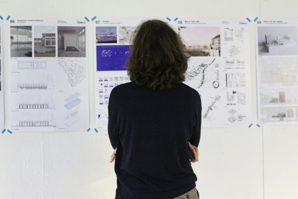 Margit Sichrovsky beim Sichten der Arbeiten