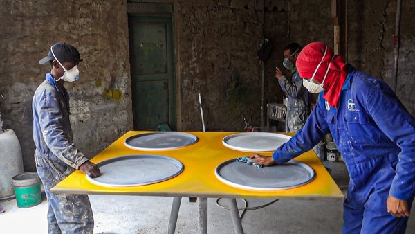 Recycling: Lackieren der Fassdeckel