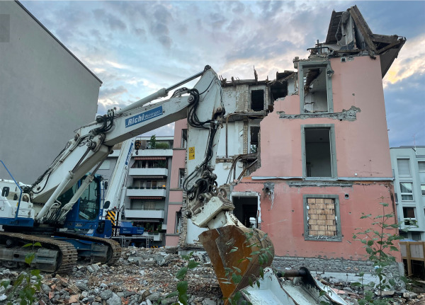 Abriss eines Mehrfamilienhauses in Zürich Altstetten, Juli 2022
