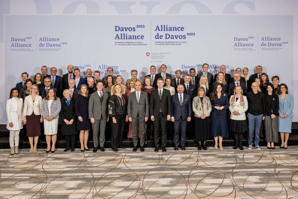 Offizielles Foto der Davos Alliance 2023 mit allen Unterzeichnenden, in der Mitte der Schweizer Bundesprsident Alain Berset.