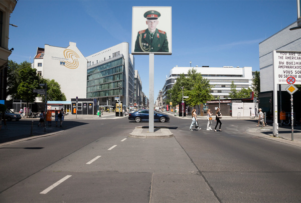 Am Checkpoint Charlie sollen östlich und westlich der Friedrichstraße ein Bildungs- und Erinnerungsort sowie ein Stadtplatz entstehen. Auch zwei private Neubauprojekte sind geplant.
