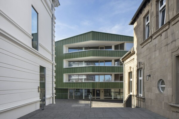 Blick zwischen den beiden Villen hindruch auf den Neubau