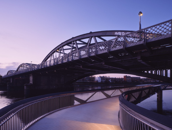 Fugngerbrcke in London von Moxon Architects und COWI