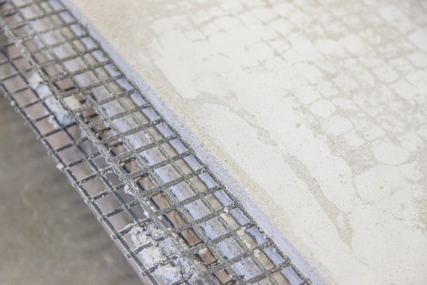 Betonplatte mit eingespritzten, besandeten Carbongelege