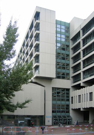 Der langgezogene Altbau mit der von Sichtbeton, Stahl und Glas geprägten Fassade kostete zum Zeitpunkt seiner Errichtung rund 100 Millionen Deutsche Mark; Foto: Bubo, CCBY-SA 3.0, via Wikimedia Commons