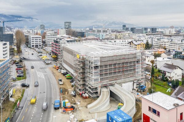 Baustellenbild mit Zufahrtrampen und Fu�g�ngerbr�cke