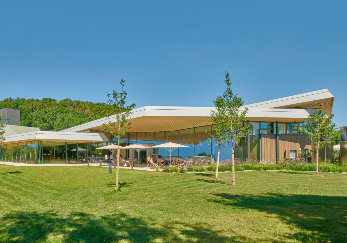 Freizeitbad In Konstanz Von Behnisch Architekten Schwimmen Am 