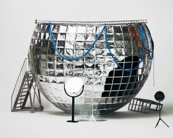 Ihren modularen Kugelraum verstehen sie als Labor der Identit�ten.