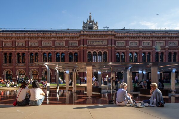 Mit dabei auch Nebbia Works (Madhav Kidao), die hier mit einem Pavillon am Victoria and Albert Museum zu sehen sind.