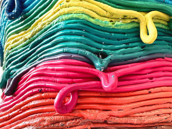 Das Thema klingt wie ein Widerhall des Beitrags American Framing von 2021, auf ein Naturmaterial folgt nun Kunststoff. Im Bild: extruded recycled plastic in einer Arbeit des Knstlers Norman Teague.