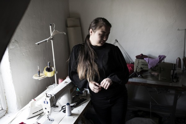 Dangerous Liaisons: Killing Architects, hier mit einem Portrait von Dina Nurdybai, die in einem chinesischen Arbeitslager interniert war. Alice Killing beschftigt sich schon lnger mit Camps in der Provinz Xinjiang.