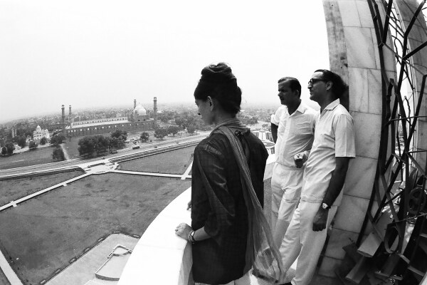 Yasmeen Lari (im Vordergrund) mit ihrem Vater Zafarul Ahsan (im Bild ganz hinten), der eine wichtige Rolle im Aufbau des jungen pakistanischen Staates hatte, 1965.