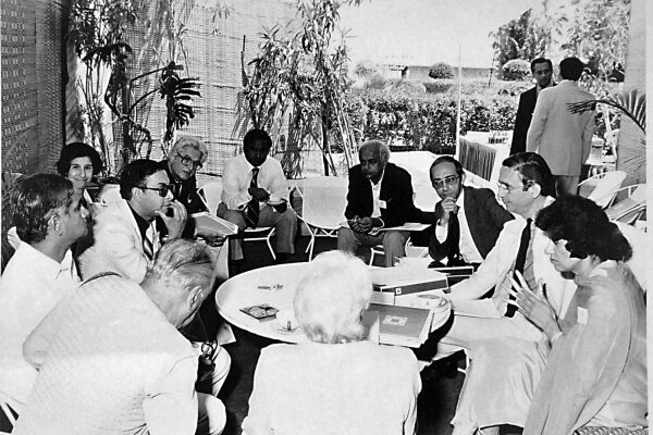 Yasmeen Lari mit der Aga Khan Gruppe in Karatschi, darunter Mona Serageldin, Architekturprofessorin an der Universitt Kairo und der Harvard University, und der indische Architekt Charles Correa, 1982.