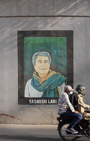 Mural mit dem Portrait von Yasmeen Lari in einer Unterfhrung in Karatschi, Pakistan