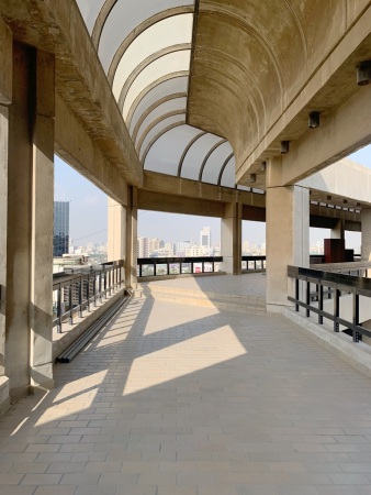 Skywalk FTC  Finance and Trade Centre (Finanz- und Handelszentrum) von Yasmeen Lari in Karatschi, Pakistan, 19821989  Die Freiluftkorridore verbinden die Gebudeteile des differenziert-strukturierten Grobaus und laden zum Flanieren ein.
