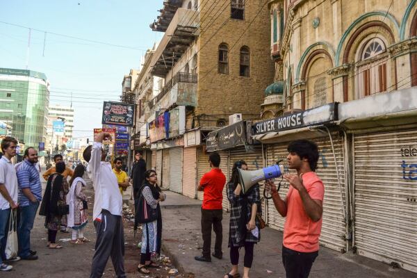 Yasmeen Laris Heritage Foundation initiierte 2001 das KaravanKarachi-Festivals, um ffentliches Bewusstsein fr Kultererbe zu schaffen.