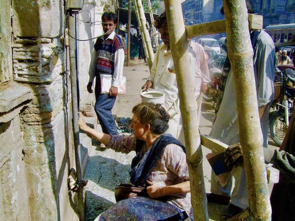 Yasmeen Lari bei der von ihr initiierten Rettung der Denso Hall, die 1881 von den Briten in Karatschi als Bibliothek errichtet wurde. Denkmalschutz ist kologisch und bewahrt die Erinnerung an eine vielschichtige Vergangenheit.