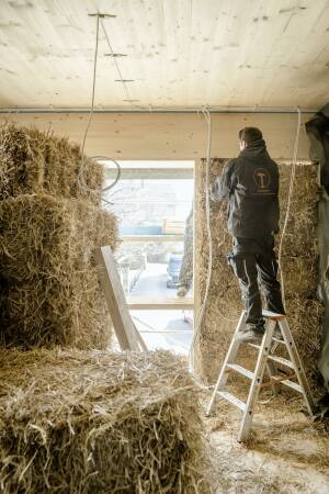 Einbau der Strohballend�mmung
