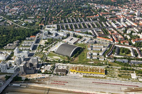 Luftbild der Paketposthalle und des Paketpostareals sowie angrenzender Stadtgebiete samt Gleisanlage und Friedenheimer Brcke