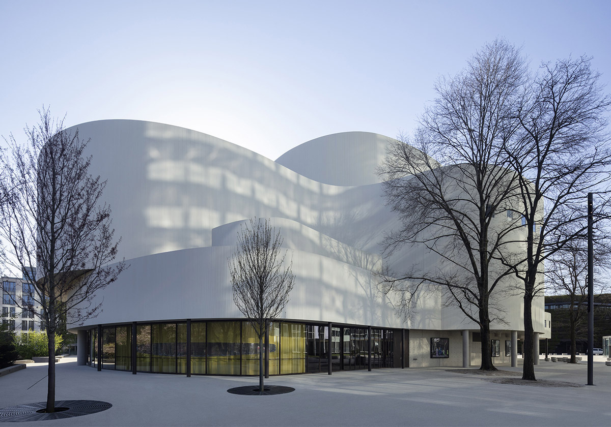 Endlich offen fürs Umfeld
 - Sanierung des Schauspielhauses in Düsseldorf von ingenhoven associates