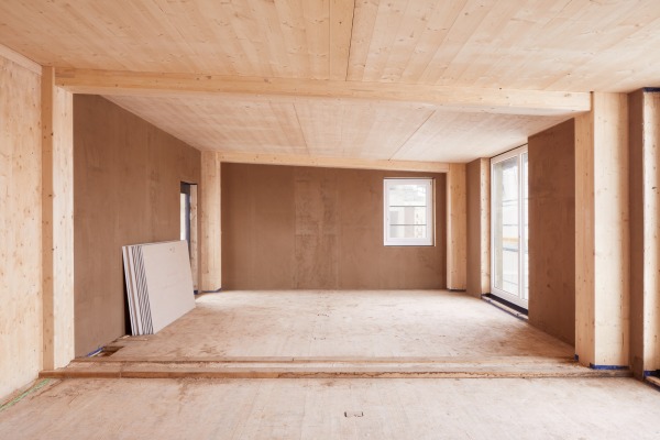 Das Holzskelett  aus Brettsperrholz-Elementen und Brettschichtholz-Decken  bleibt sichtbar. Die Ausfachungen werden innen mit Lehmputz versehen.