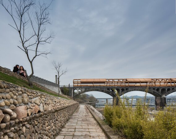 Umgestaltung der Shimen-Brcke mit aufgesetzter Holzkonstruktion in Songyang, 2018