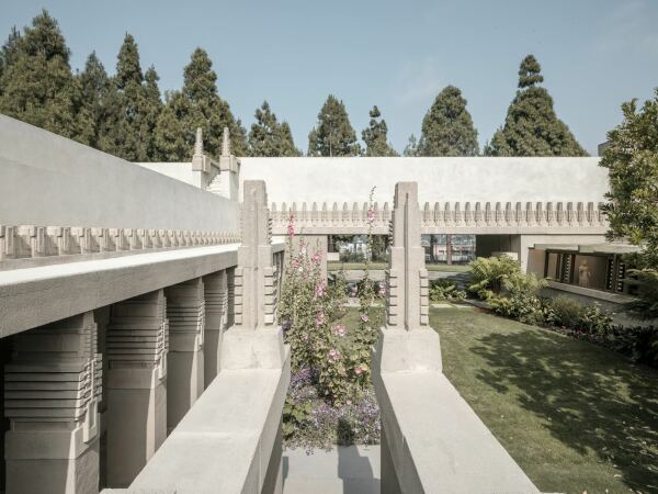 Zum Hollyhock House von Frank Lloyd Wright