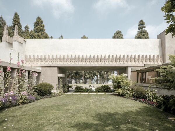 Zum Hollyhock House von Frank Lloyd Wright