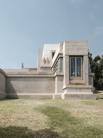 Zum Hollyhock House von Frank Lloyd Wright