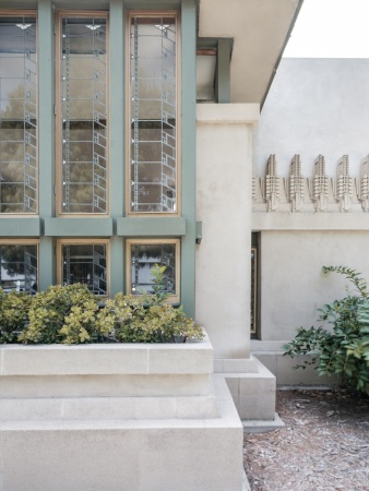 Zum Hollyhock House von Frank Lloyd Wright