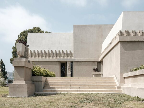 Zum Hollyhock House von Frank Lloyd Wright