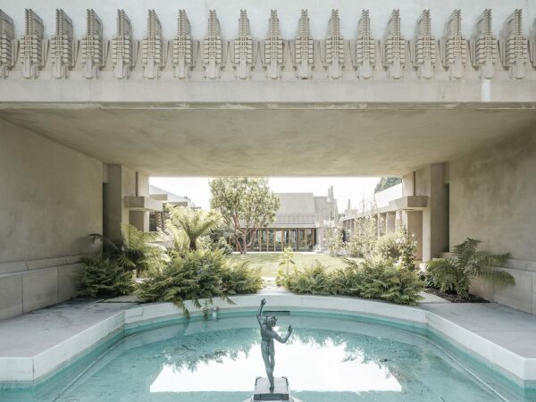 Zum Hollyhock House von Frank Lloyd Wright