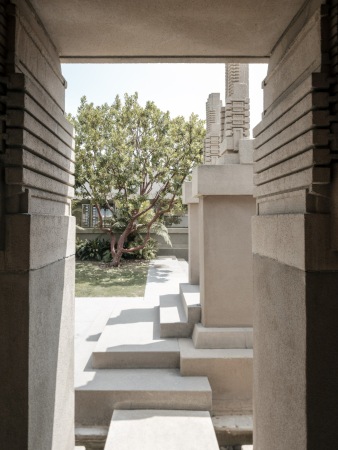 Zum Hollyhock House von Frank Lloyd Wright