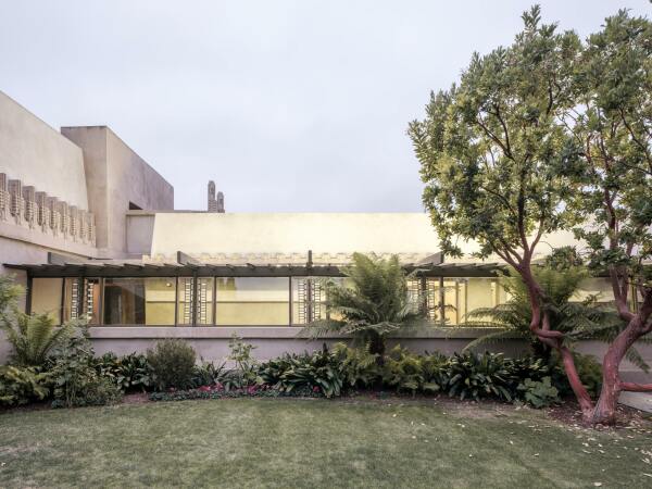 Zum Hollyhock House von Frank Lloyd Wright