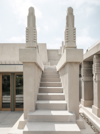 Zum Hollyhock House von Frank Lloyd Wright