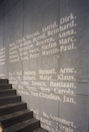Namenstafel, Westflische Hochschule, Recklinghausen, 1999, Knstlerin: Ayşe Erkmen, Architektur: Gerber Architekten