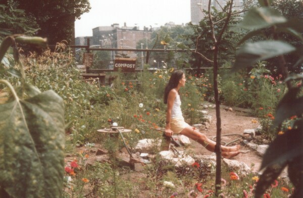 Liz Cristy in einem Gemeinschaftsgarten, New York City, 1970er Jahre