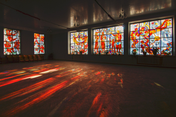 Ivan Ilko, Fenster mit Glasgemlde im Studierendenklub Yuventus, Herstellung: Volodimir Kuznietsov, Uschhorod, Ukrainische Sozialistische Sowjetrepublik, 1984