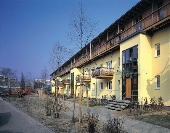 Modernisierung, Instandsetzung und Aufstockung der Nachkriegssiedlung Bel�stra�e/L�deckerstra�e in Berlin-Lankwitz, 2001