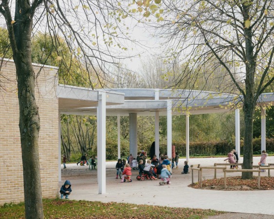 Kindergarten, Spielplatz und Mehrzweckhalle in Dilbeek